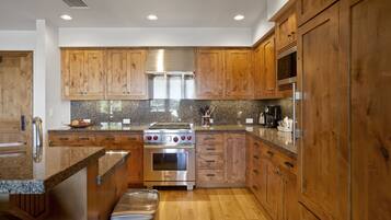 Cocina privada | Refrigerador, horno, cafetera y tetera y tostadora