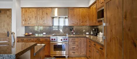 Refrigerador, horno, cafetera/tetera, tostadora