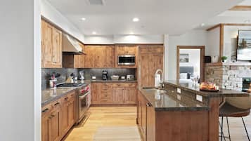 Appart'hôtel, 2 chambres | Cuisine privée | Réfrigérateur, four, cafetière/bouilloire, grille-pain