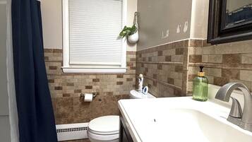 Asciugacapelli, bidet, asciugamani, sapone