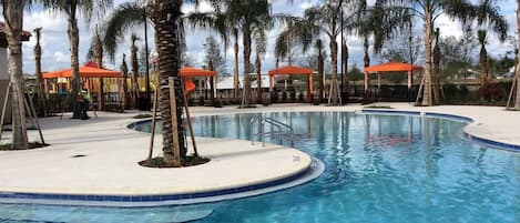 Maison, plusieurs chambres | Piscine