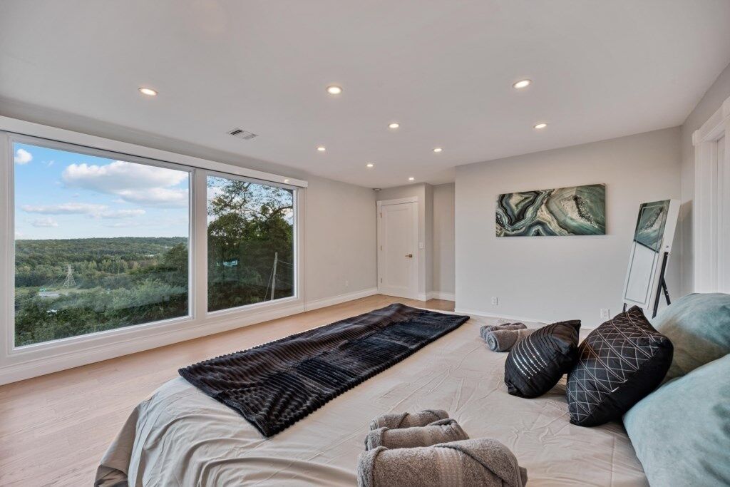 4 bedrooms, laptop workspace, iron/ironing board, free WiFi