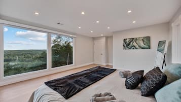 House, 4 Bedrooms | 4 bedrooms, laptop workspace, iron/ironing board, free WiFi