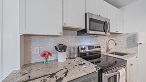 Hus, 4 soverom | Eget kjøkken | Kjøleskap, ovn, kaffetrakter/tekoker og brødrister