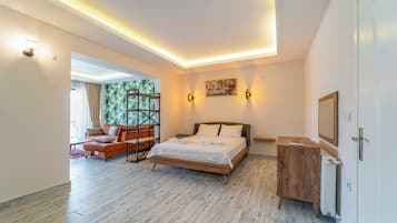 スタンダード スイート クイーンベッド 1 台 バルコニー シービュー | セーフティボックス (室内)、デスク、遮光カーテン、アイロン / アイロン台