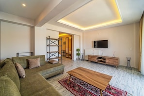 Suite Standard, 1 grand lit, vue sur la mer | Aire de séjour | Téléviseur connecté de 50 po avec télévision par câble