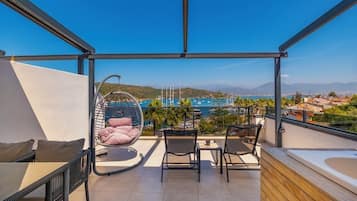 Romantische Suite, 1 Queen-Bett, Meerblick | Terrasse/Patio