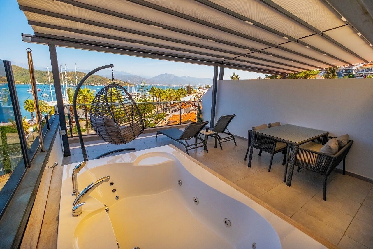 Romantische Suite, 1 Queen-Bett, Meerblick | Terrasse/Patio