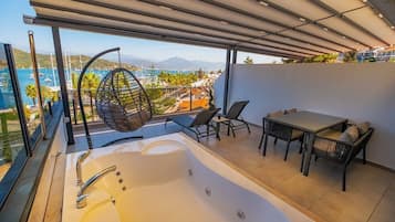 Romantische Suite, 1 Queen-Bett, Meerblick | Terrasse/Patio