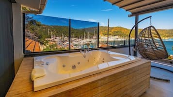 Romantische Suite, 1 Queen-Bett, Meerblick | Terrasse/Patio