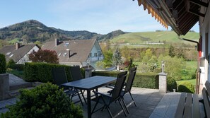 Outdoor dining - Apartment 'Ferienwohnung Anna Durbach' with Balcony, Wi-Fi and Air Conditioning (Durbach)
