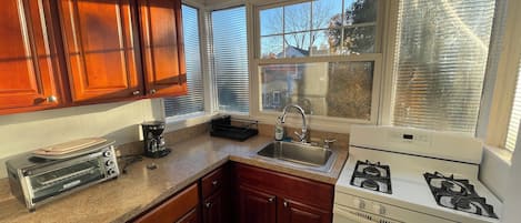 Fridge, coffee/tea maker