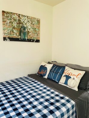 3 makuuhuonetta, silitysrauta/-lauta, ilmainen Wi-Fi, vuodevaatteet