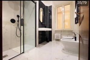 Superior tweepersoonskamer, uitzicht op tuin | Badkamer | Een douche, gratis toiletartikelen, een haardroger, handdoeken