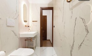 Superior Double Room, Garden View | Bathroom | Shower, free toiletries, hair dryer, towels - Vatican Design Suites (Rome)