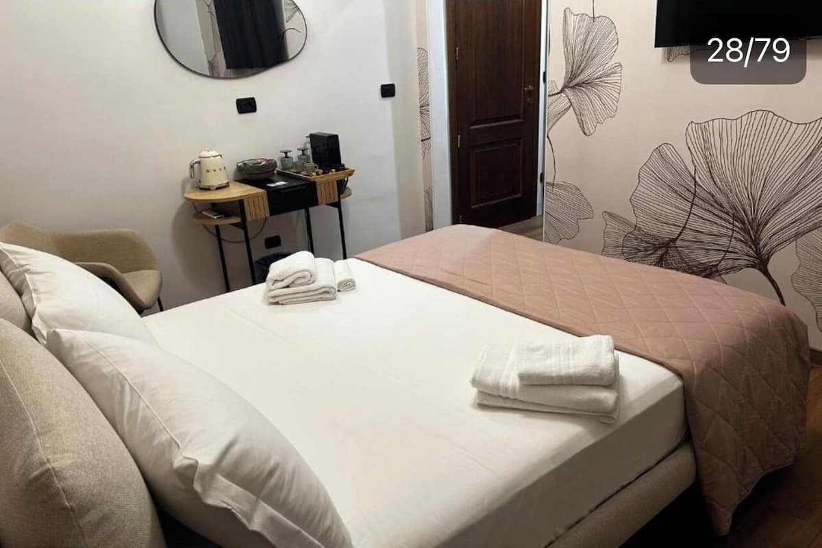Superior Double Room, Garden View | Peti besi dalam bilik, meja, ruang kerja komputer riba 