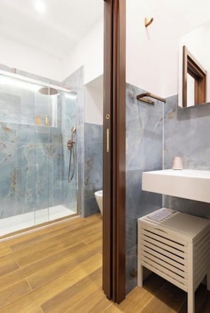 Habitación doble superior, vista al jardín | Baño | Regadera, amenidades de baño gratuitas, secadora de cabello, toallas