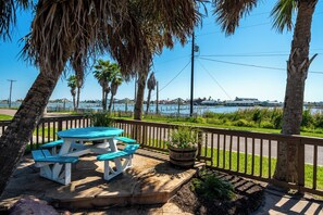 Outdoor dining - Blue Marlin #12 | Community Pool, Pier, Bay Views (Rockport)