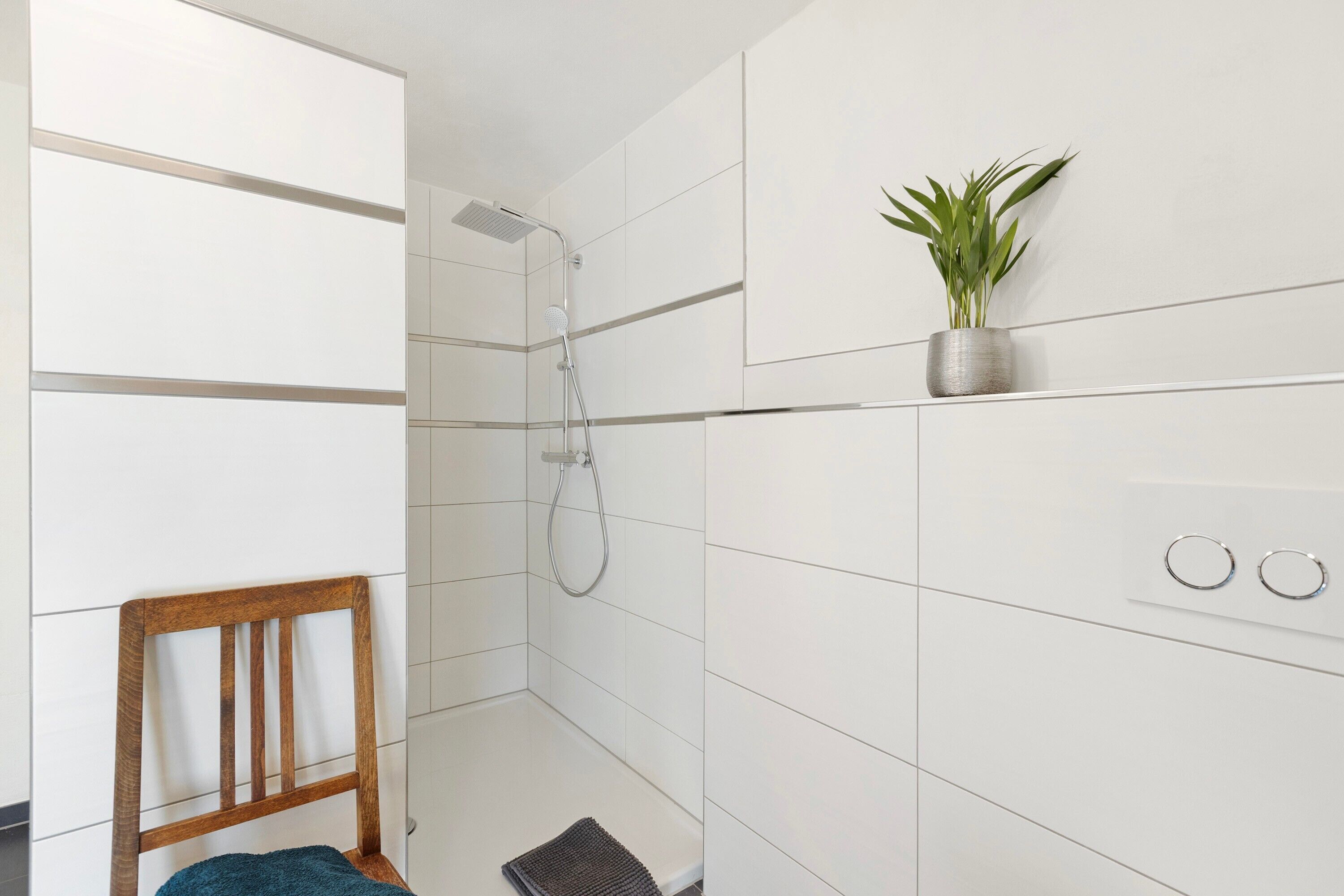 Dusche, kostenlose Toilettenartikel, Haartrockner, Handtücher