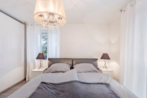 Apartment 'Helga's Horizon' with Private Terrace, Wi-Fi and Hot Tub