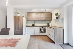 Fridge, oven, stovetop, dishwasher