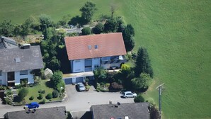 A residential area with houses, a driveway, and a green field. - Apartment Ritter with Panoramic Valley View and Private Terrace (Oberharmersbach)