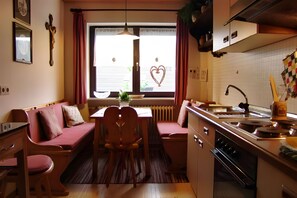 ثلاجة، ميكروويف، فرن، موقد طهي مسطح