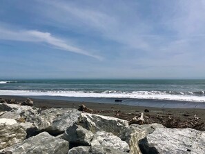 On the beach - Beachfront Retreat on Revell - Sunsets & Fire Pit (Hokitika)