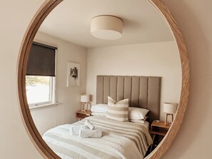 3 間睡房、書桌、熨斗/熨衫板、可攜式嬰兒床