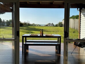 Outdoor dining - Beachfront Retreat on Revell - Sunsets & Fire Pit (Hokitika)