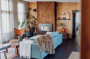 TV, fireplace, offices - Big Heart Beach - Private Ocean to Alps Retreat (Ruatapu)