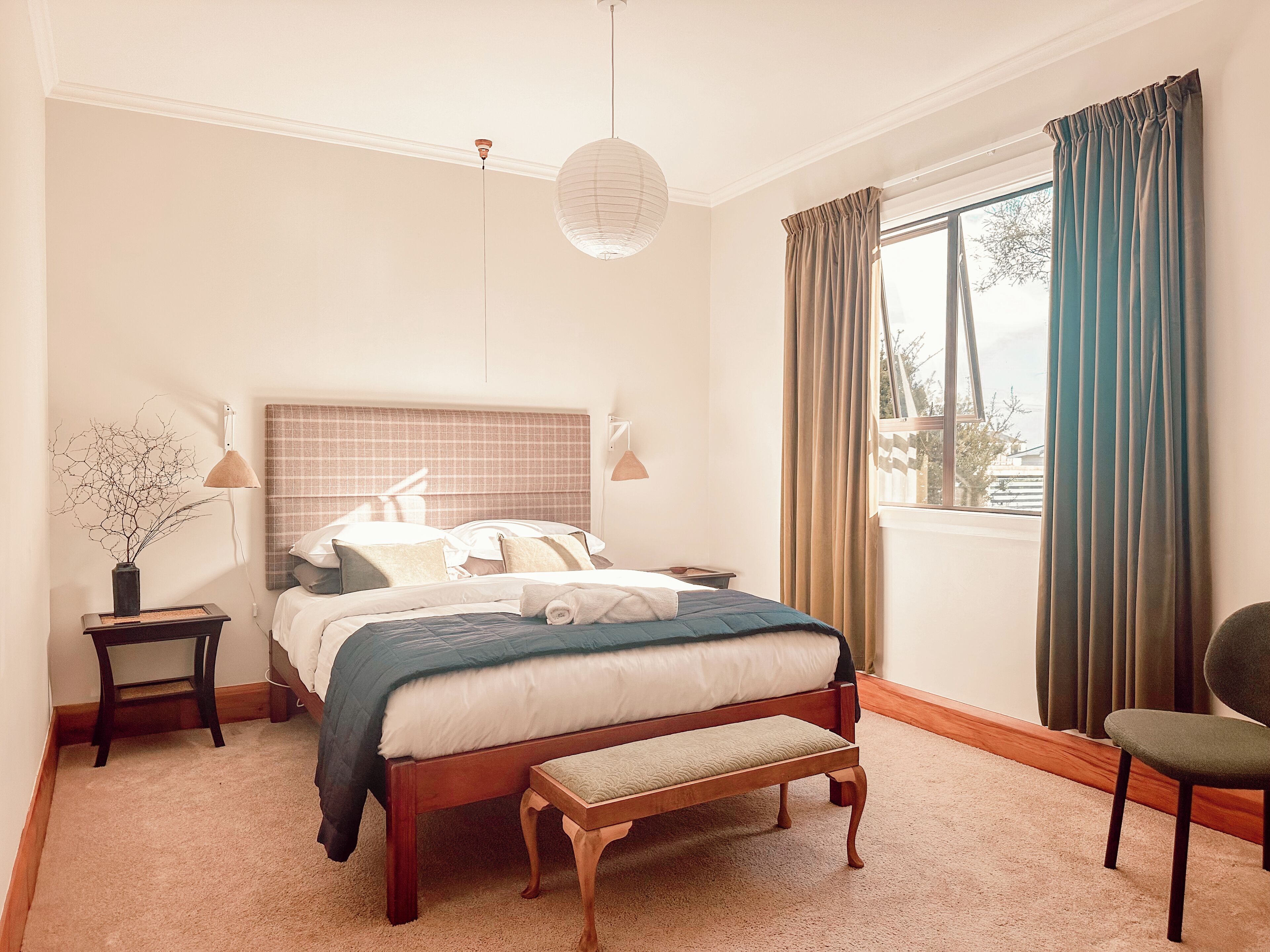 2 soverom, skrivebord, strykejern/-brett og wi-fi