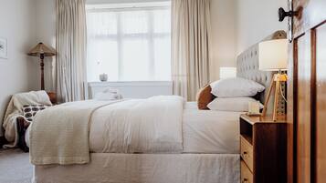 2 bedrooms, desk, iron/ironing board, WiFi