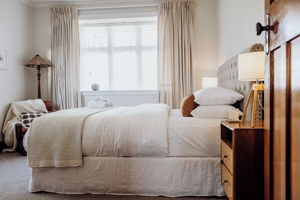 2 bedrooms, desk, iron/ironing board, WiFi