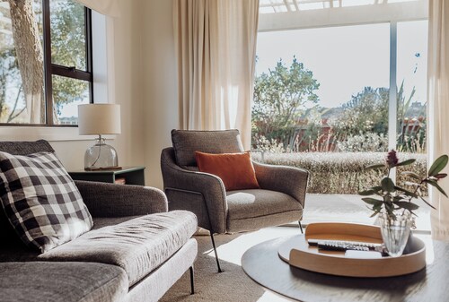 Dalton Cottage - Dreamy Retreat in Lush Gardens