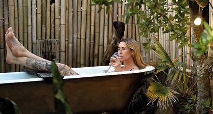 Where the majestic Southern Alps meet the wild West Coast, Drifting Sands offers something truly extraordinary, a rare ocean-to-alps escape that captures the raw beauty of New Zealand's untamed coastline.<br><br>The Upper Deck, welcomes up to 10 gues
