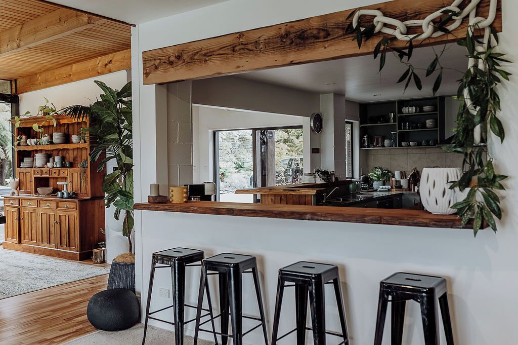 Een oven, een kookplaat, een koffiezetapparaat/waterkoker