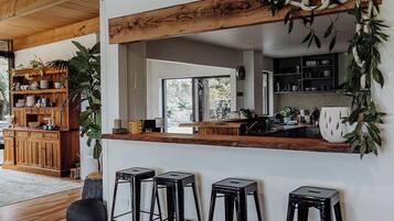 Een oven, een kookplaat, een koffiezetapparaat/waterkoker