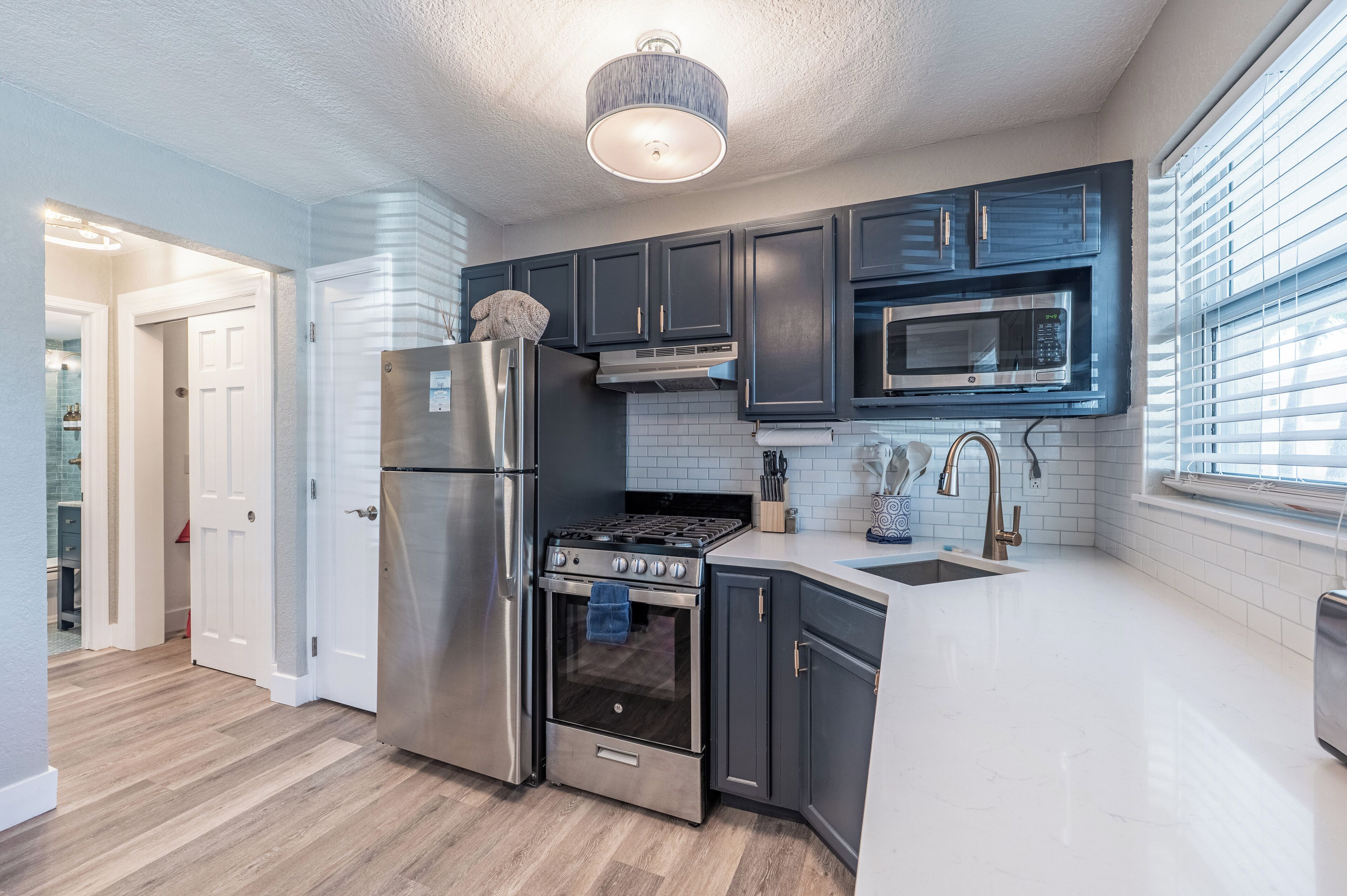 Refrigerador, horno, placa de cocina, utensilios de cocina