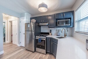 Refrigerador, horno, placa de cocina, utensilios de cocina