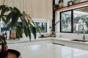 Fridge, oven, stovetop, dishwasher