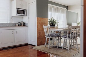 Dining - Beach Break - Central, Spacious Beach Bungalow (Hokitika)