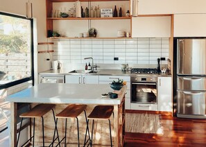 Køleskab, mikrobølgeovn, ovn, kogeplade