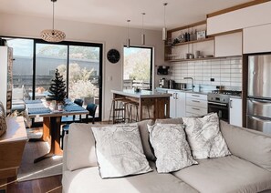 Smart TV - Kowhai Cabin - Serene Scandi Escape in Hokitika (Hokitika)