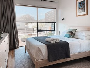 2 bedrooms, free WiFi, bed sheets - Kowhai Cabin - Serene Scandi Escape in Hokitika (Hokitika)