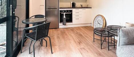 Geladeira, micro-ondas, cooktop, cafeteira/chaleira
