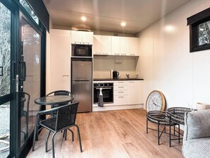 Geladeira, micro-ondas, cooktop, cafeteira/chaleira