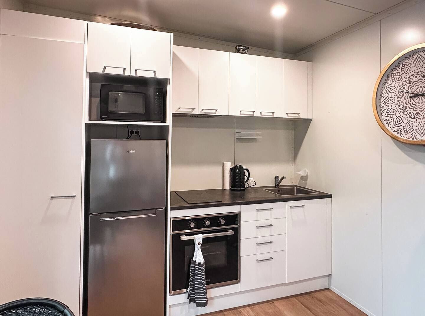 Kjøleskap, mikrobølgeovn, kokeplater og kaffetrakter/tekoker