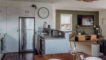 Jääkaappi, mikroaaltouuni, uuni, liesi