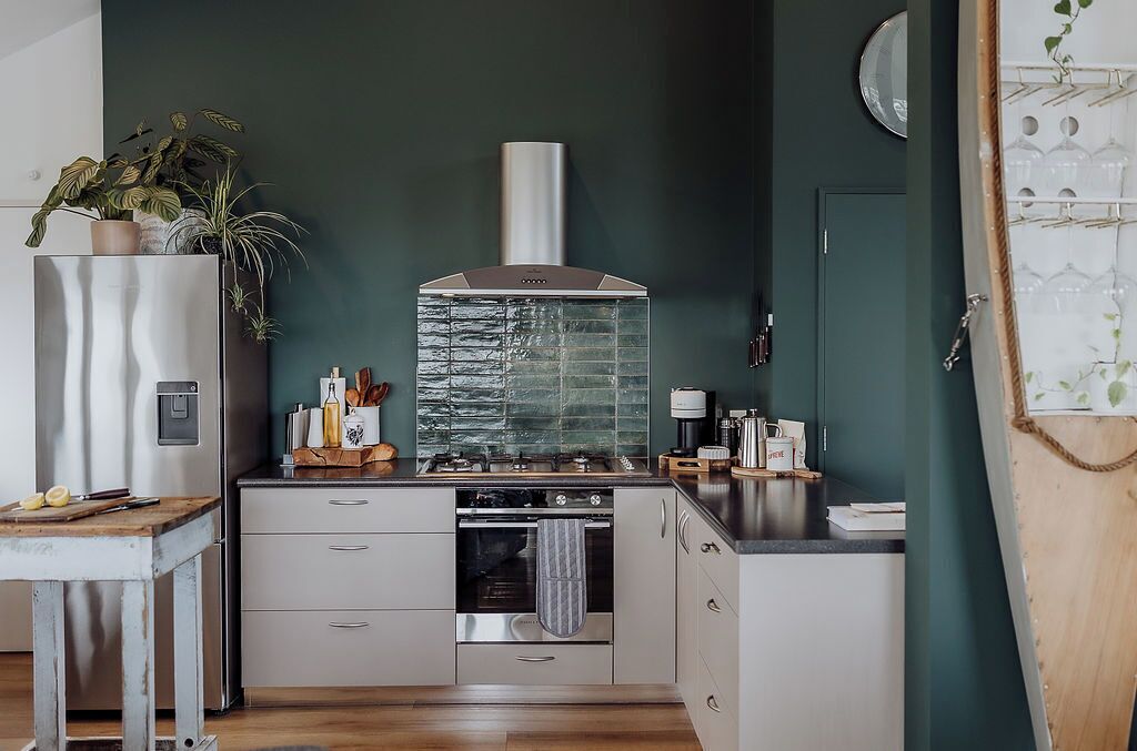 Kjøleskap, mikrobølgeovn, ovn og kokeplater